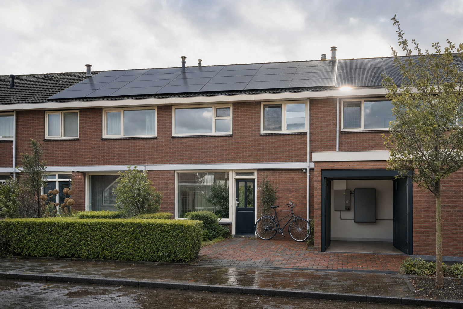 Rijtjeswoning met zonnepanelen op het dak en een thuisbatterij in de garage naast de meterkast